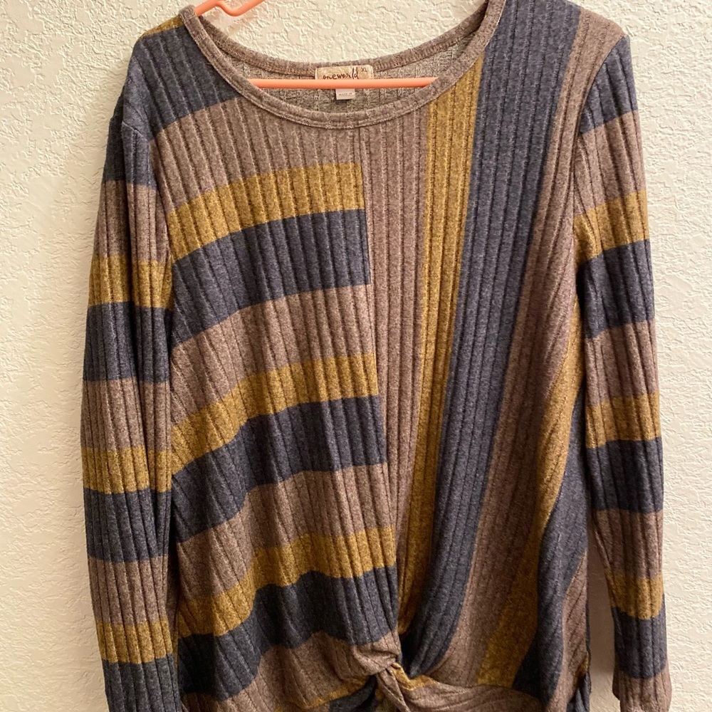 XL sweater with knot at front of the shirt